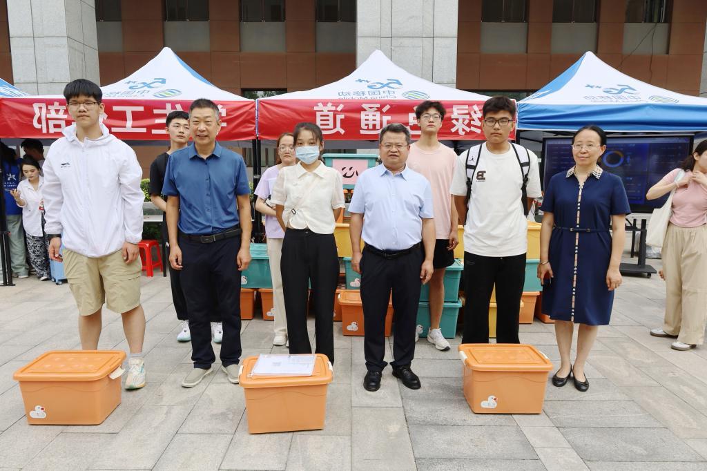 学校领导走访迎新现场